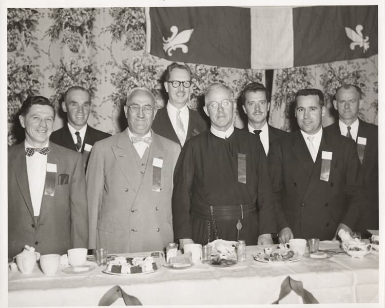 Reproduction d'une photographie du banquet du premier congr&egrave;s r&eacute;gional de la F&eacute;d&eacute;ration des soci&eacute;t&eacute;s Saint-Jean-Baptiste de l'Ontario, &agrave; Ansonville (Ontario), le 7 octobre 1956.