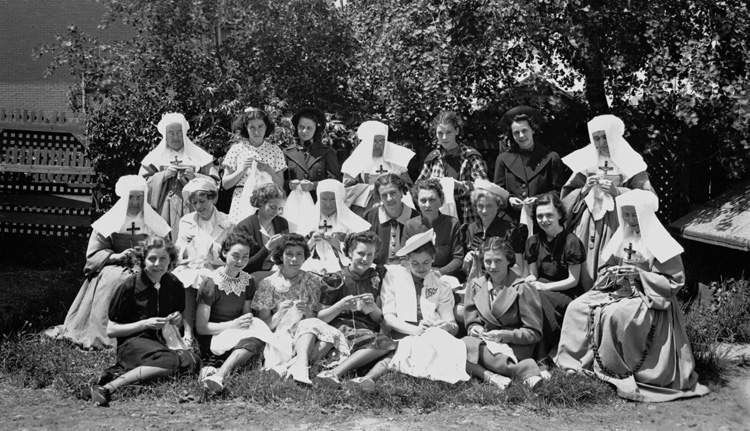 Reproduction d'une photographie du cercle de couture du couvent Notre-Dame des Filles de la Sagesse &agrave; Sault Sainte-Marie, Ontario, ca 1950.