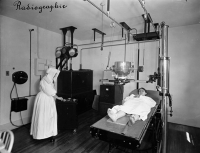 Reproduction d'une photographie du service de radiologie de l'h&ocirc;pital Saint-Jean de Br&eacute;beuf de Sturgeon Falls, Ontario, 1949.