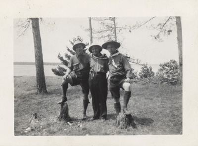 Lors d'une exp&eacute;dition du groupe Saint-Dominique de la paroisse Saint-Jean-Baptiste d'Ottawa (1945)