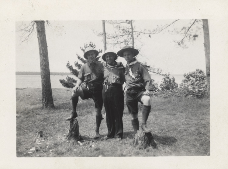 Lors d'une exp&eacute;dition du groupe Saint-Dominique de la paroisse Saint-Jean-Baptiste d'Ottawa (1945)