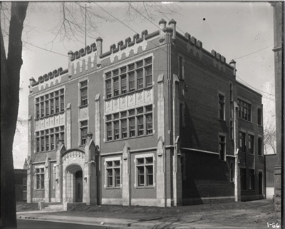 Reproduction d’une photographie du nouvel &eacute;difice de l’&Eacute;cole normale de l’Universit&eacute; d’Ottawa, Ottawa (Ontario), ca 1931.