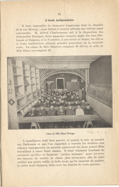 Reproduction d’une page du Livre d’or de l’&eacute;cole Guigues, par la Soci&eacute;t&eacute; Saint-Jean-Baptiste d’Ottawa, section Notre-Dame, comprenant une photographie de la classe de Diane Desloges dans l’&eacute;cole ind&eacute;pendante qui loge les &eacute;l&egrave;ves de l’&eacute;cole Guigues et qui est situ&eacute;e dans deux magasins vacants appartenant &agrave; Alfred Charbonneau &agrave; l’angle des rues Dalhousie et Guigues &agrave; Ottawa (Ontario), ca 1915, 1917.