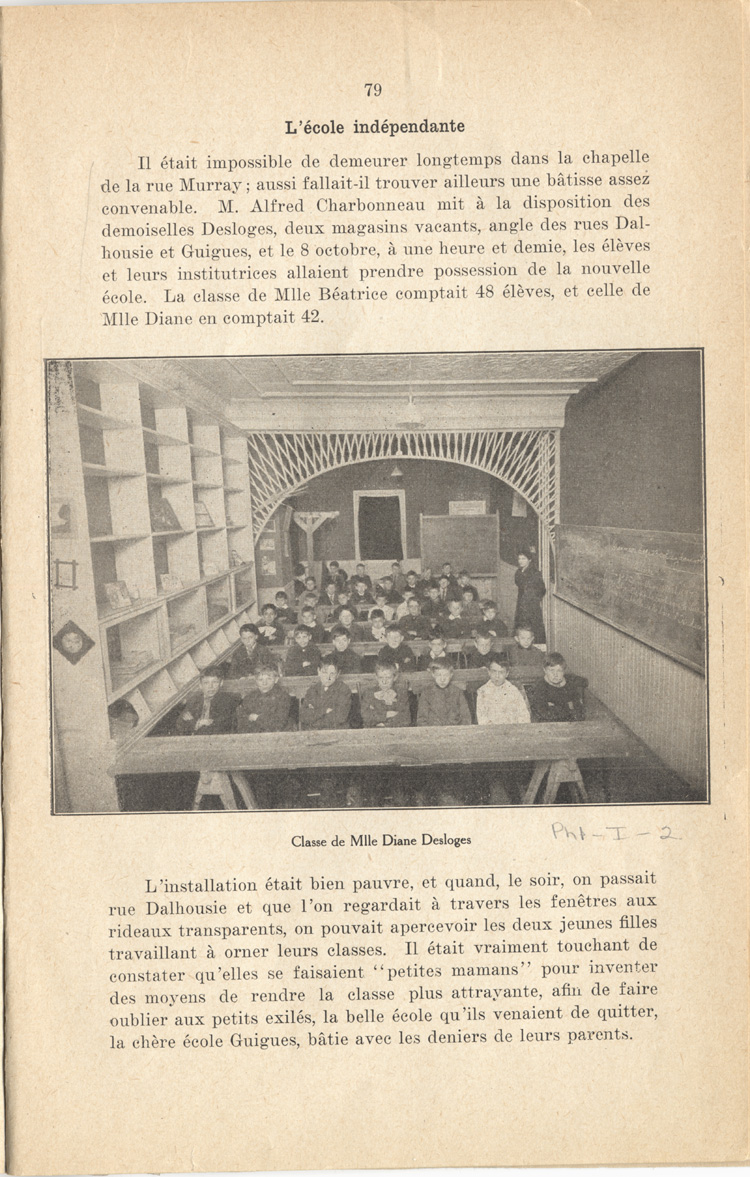 Reproduction d’une page du Livre d’or de l’&eacute;cole Guigues, par la Soci&eacute;t&eacute; Saint-Jean-Baptiste d’Ottawa, section Notre-Dame, comprenant une photographie de la classe de Diane Desloges dans l’&eacute;cole ind&eacute;pendante qui loge les &eacute;l&egrave;ves de l’&eacute;cole Guigues et qui est situ&eacute;e dans deux magasins vacants appartenant &agrave; Alfred Charbonneau &agrave; l’angle des rues Dalhousie et Guigues &agrave; Ottawa (Ontario), ca 1915, 1917.