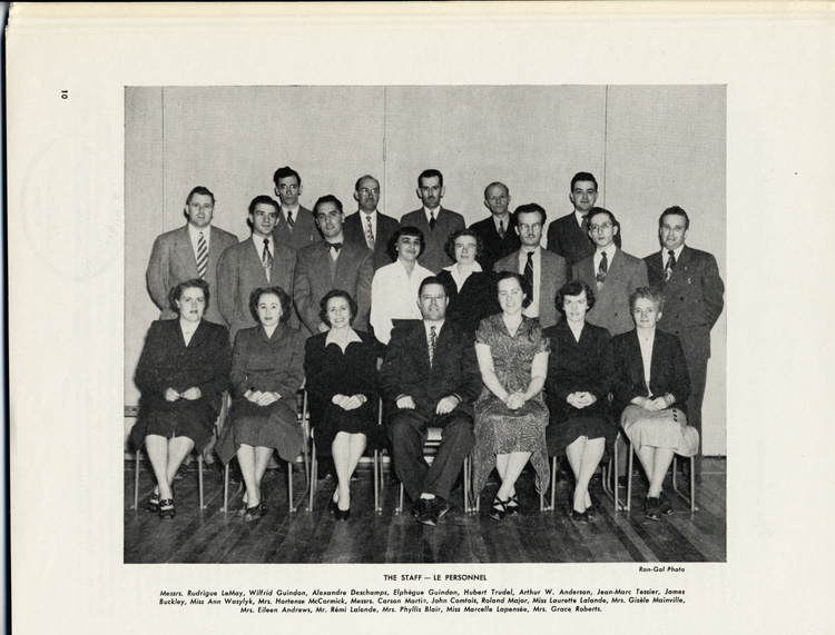 Reproduction de la dixième page de Souvenir, l’album de l’inauguration officielle de l’École secondaire St-Laurent de Cornwall (Ontario), comprenant une photographie du personnel enseignant de l’école, juin 1951.