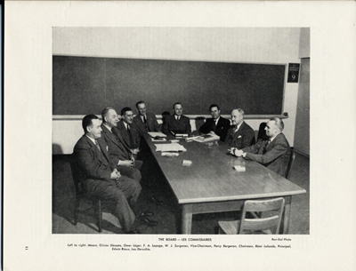 Reproduction de la onzi&egrave;me page de Souvenir, l’album de l’inauguration officielle de l’&Eacute;cole secondaire St-Laurent de Cornwall (Ontario), comprenant une photographie des commissaires de la Commission des &eacute;coles s&eacute;par&eacute;es catholiques de Cornwall, juin 1951.