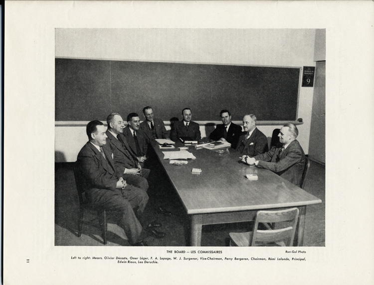Reproduction de la onzi&egrave;me page de Souvenir, l’album de l’inauguration officielle de l’&Eacute;cole secondaire St-Laurent de Cornwall (Ontario), comprenant une photographie des commissaires de la Commission des &eacute;coles s&eacute;par&eacute;es catholiques de Cornwall, juin 1951.