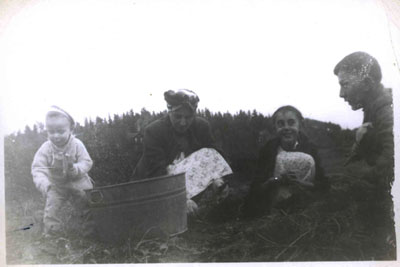 Reproduction d’une photographie de Richard Bock, Ad&eacute;lina Bock, Huguette Bock et Jacques Bock travaillant au jardin potager, Markstay (Ontario), ca 1949.