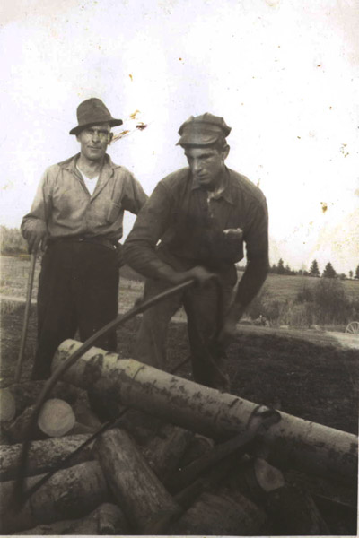 Reproduction d’un photographie de Ariste et Jean-Charles Bock occup&eacute;s &agrave; scier du bois pour le po&ecirc;le, Markstay (Ontario), ca 1948.