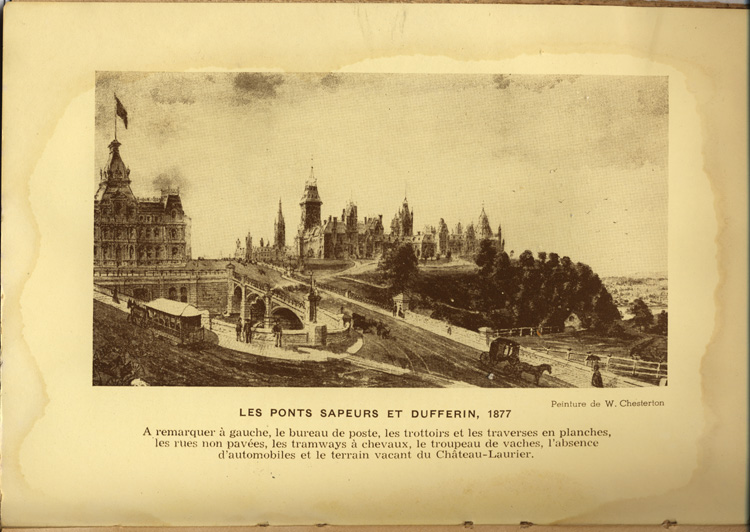 Reproduction d’une peinture de W. Chelsterton reproduite entre la quatre-vingt-sixi&egrave;me et la quatre-vingt-septi&egrave;me page de Ottawa, capitale du Canada, de son origine &agrave; nos jours, par Lucien Brault, repr&eacute;sentant les &eacute;difices du Parlement f&eacute;d&eacute;ral et le Bureau de poste d’Ottawa (Ontario) en 1877, 1942.