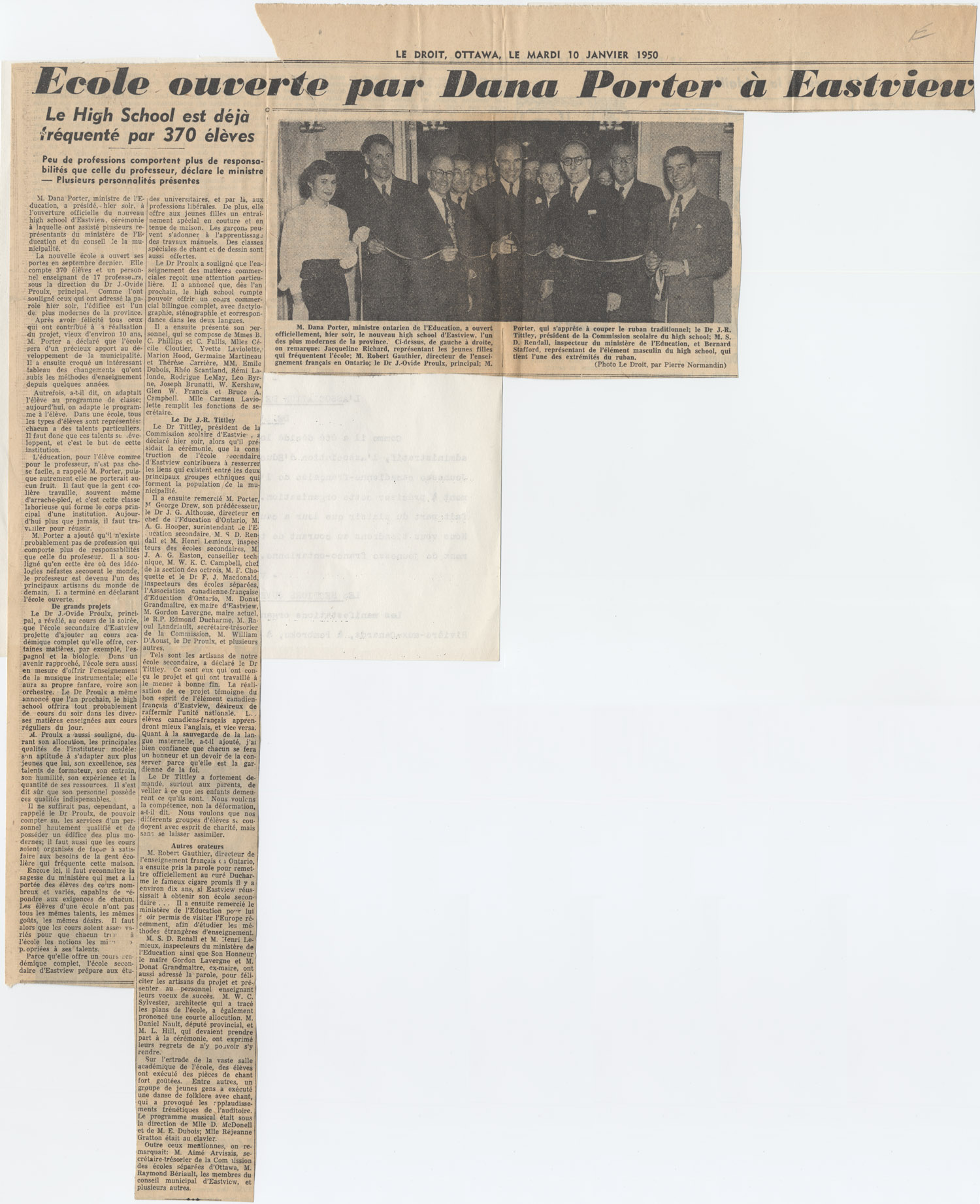 Reproduction d’un article paru dans le quotidien Le Droit, le 10 janvier 1950, intitul&eacute; &Eacute;cole ouverte par Dana Porter &agrave; Eastview, au sujet de la nouvelle &eacute;cole secondaire bilingue d’Eastview (Vanier, Ontario), 1950.