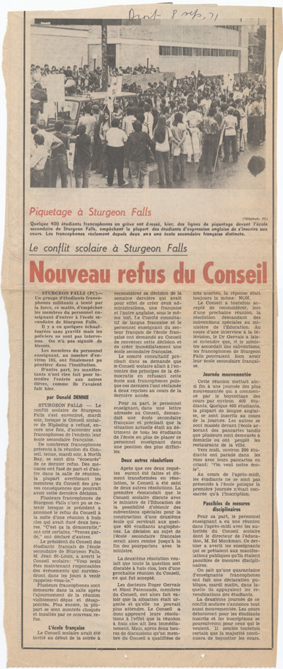 Reproduction d’un article intitul&eacute; Nouveau refus du Conseil, le conflit scolaire &agrave; Sturgeon Falls, et photographie d’une manifestation, parus dans Le Droit, 8 septembre 1971.