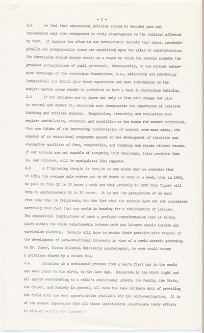 Reproduction de la deuxi&egrave;me page du m&eacute;moire soumis au Comit&eacute; provincial sur les buts et objectifs de l’&eacute;ducation dans les &eacute;coles de l’Ontario par l’Association canadienne-fran&ccedil;aise d’&eacute;ducation d’Ontario (ACFEO), l’Association des enseignants franco-ontariens (AEFO), l’Association des commissions des &eacute;coles bilingues de l’Ontario (ACEBO), la F&eacute;d&eacute;ration des associations de parents et instituteurs de langue fran&ccedil;aise de l’Ontario (FAPI), l’Association franco-ontarienne des inspecteurs de l’enseignement bilingue et des professeurs de l’&eacute;cole normale (AFOIEBPEN), d&eacute;cembre 1965.
