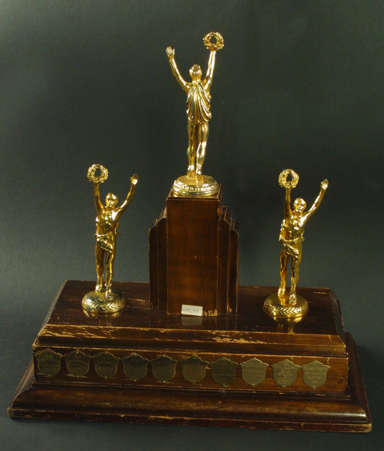 Reproduction d’une photographie du Trophée Robert Gauthier présenté par l’Association de l’enseignement français au concours de français, province de l’Ontario, honneur à l’école victorieuse section primaire, comprenant la liste des récipiendaires de 1957 à 1964, 1964.