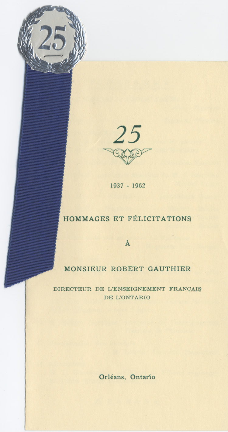 Reproduction d’un signet et de la première page du programme en hommages et félicitations à Robert Gauthier, à l’occasion de son vingt-cinquième anniversaire à titre de directeur de l’enseignement français de l’Ontario, célébré à Orléans (Ontario), 1962.