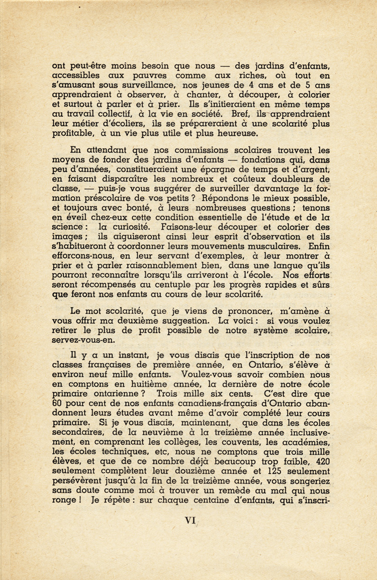 Reproduction de la sixi&egrave;me page de premier num&eacute;ro du premier volume de la revue p&eacute;dagogique L’&eacute;cole ontarienne comprenant le texte d’une causerie de Robert Gauthier prononc&eacute;e, le 8 novembre 1942, au poste radiophonique CKCH et intitul&eacute;e La famille et l’&eacute;cole, au sujet des jardins d’enfants, d&eacute;cembre 1943.