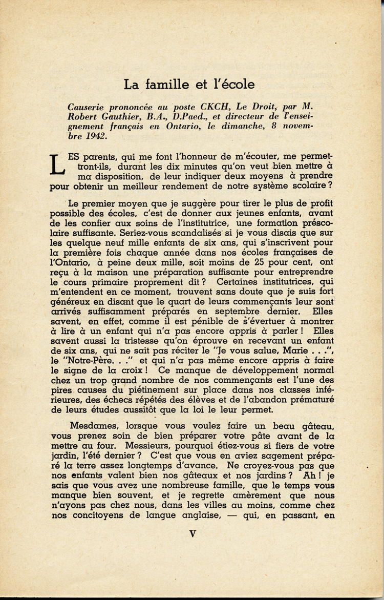 Reproduction de la cinqui&egrave;me page de premier num&eacute;ro du premier volume de la revue p&eacute;dagogique L’&eacute;cole ontarienne comprenant le texte d’une causerie de Robert Gauthier prononc&eacute;e, le 8 novembre 1942, au poste radiophonique CKCH et intitul&eacute;e La famille et l’&eacute;cole, au sujet des jardins d’enfants, d&eacute;cembre 1943.