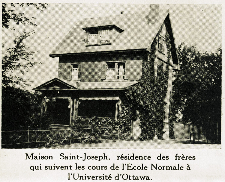 Reproduction de la quatre-vingt-neuvi&egrave;me page de Vers les c&icirc;mes par F.M. Cyrille, &eacute;.c., comprenant une photographie de la Maison Saint-Joseph (Ottawa, Ontario), lieu de r&eacute;sidence des fr&egrave;res qui fr&eacute;quentent l’&Eacute;cole normale de l’Universit&eacute; d’Ottawa, ca 1936.