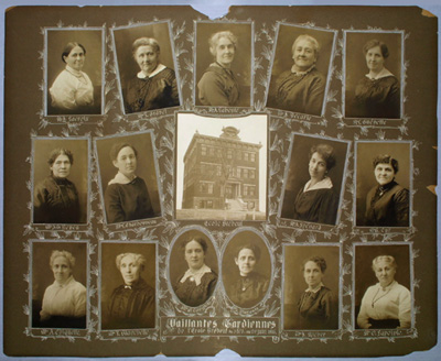 Reproduction d’un montage de photographies des gardiennes de l’&eacute;cole Br&eacute;beuf d’Ottawa (Ontario) du 3 f&eacute;vrier au 29 juin 1916, ca 1916.