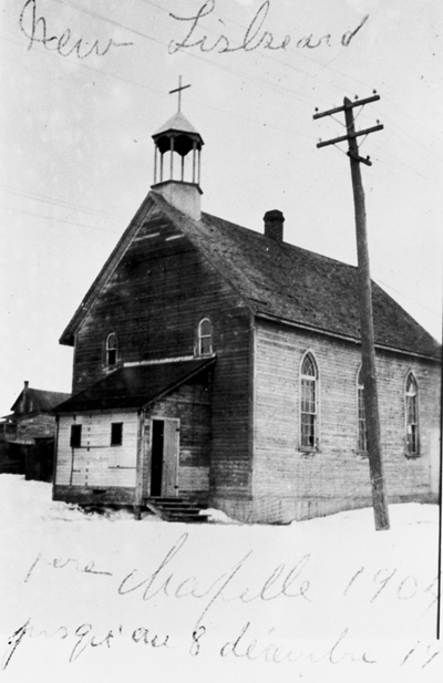 Reproduction d’une photographie de la premi&egrave;re chapelle construite par le p&egrave;re oblat Stanislas Beaudry en 1904 &agrave; New Liskeard (Ontario), [apr&egrave;s 1904].