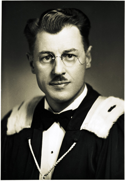 Reproduction d’une photographie de Robert Gauthier, directeur de l’enseignement fran&ccedil;ais en Ontario de 1937 &agrave; 1965, lors de la r&eacute;ception d’un doctorat honorifique de l’Universit&eacute; Laval en 1942, 1942.