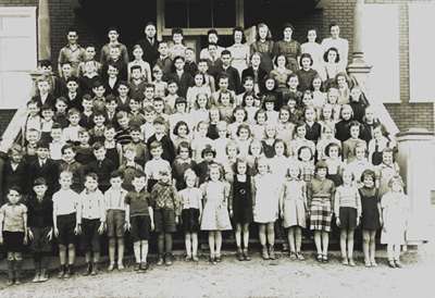 Reproduction d’une photographie des &eacute;l&egrave;ves de l’&eacute;cole Sainte-Jeanne d’Arc, Fauquier (Ontario), 1942.