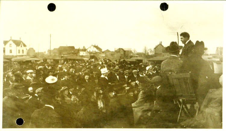 Reproduction d’une photographie de Gustave Lacasse, m&eacute;decin de Tecumseh (Ontario) protestant &agrave; Belle-Rivi&egrave;re (Ontario), contre la pers&eacute;cution des Canadiens fran&ccedil;ais par Mgr Michael Francis Fallon, &eacute;v&ecirc;que de London, 12 novembre 1917.