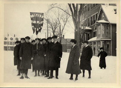 Reproduction d’une photographie d’une manifestation d’&eacute;coliers contre le R&egrave;glement XVII, devant l’&eacute;cole Br&eacute;beuf, square Anglesea dans la basse-ville d’Ottawa (Ontario), &agrave; la fin janvier ou au d&eacute;but f&eacute;vrier 1916.