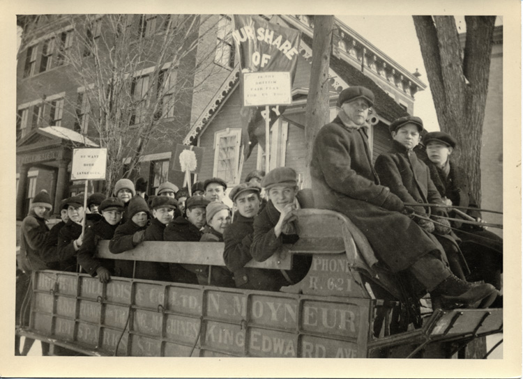 Reproduction d’une photographie d’une manifestation d’&eacute;coliers contre le R&egrave;glement XVII, dans les rues d’Ottawa (Ontario), f&eacute;vrier 1916.