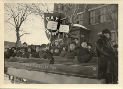Reproduction d’une photographie d’une manifestation d’&eacute;coliers contre le R&egrave;glement XVII, dans les rues d’Ottawa (Ontario), f&eacute;vrier 1916.