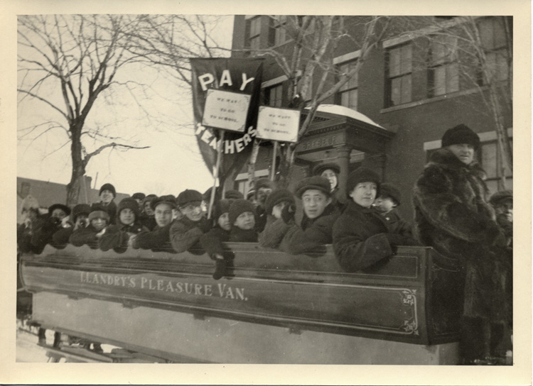 Reproduction d’une photographie d’une manifestation d’&eacute;coliers contre le R&egrave;glement XVII, dans les rues d’Ottawa (Ontario), f&eacute;vrier 1916.