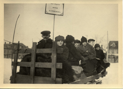 Reproduction d’une photographie d’une manifestation d’&eacute;coliers contre le R&egrave;glement XVII, dans les rues d’Ottawa (Ontario), f&eacute;vrier 1916.