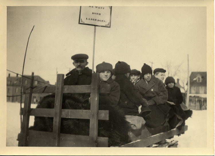 Reproduction d’une photographie d’une manifestation d’&eacute;coliers contre le R&egrave;glement XVII, dans les rues d’Ottawa (Ontario), f&eacute;vrier 1916.