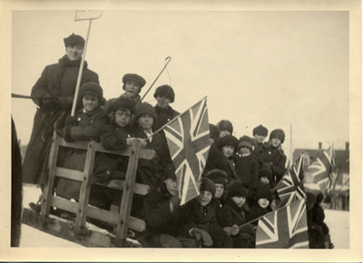 Reproduction d’une photographie d’une manifestation d’&eacute;coliers contre le R&egrave;glement XVII, dans les rues d’Ottawa (Ontario), f&eacute;vrier 1916.