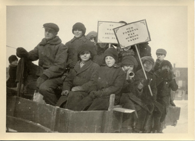 Reproduction d’une photographie d’une manifestation d’&eacute;coliers contre le R&egrave;glement XVII, dans les rues d’Ottawa (Ontario), f&eacute;vrier 1916.