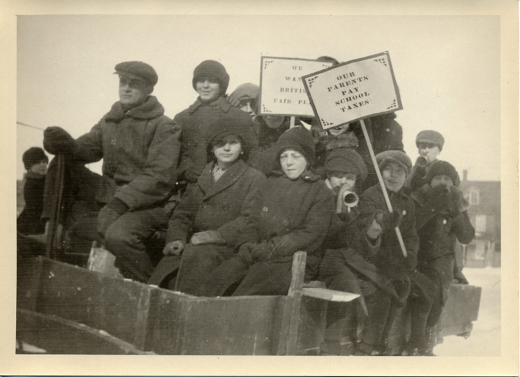 Reproduction d’une photographie d’une manifestation d’&eacute;coliers contre le R&egrave;glement XVII, dans les rues d’Ottawa (Ontario), f&eacute;vrier 1916.