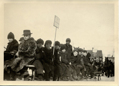 Reproduction d’une photographie d’une manifestation d’&eacute;coliers contre le R&egrave;glement XVII, dans les rues d’Ottawa (Ontario), f&eacute;vrier 1916.