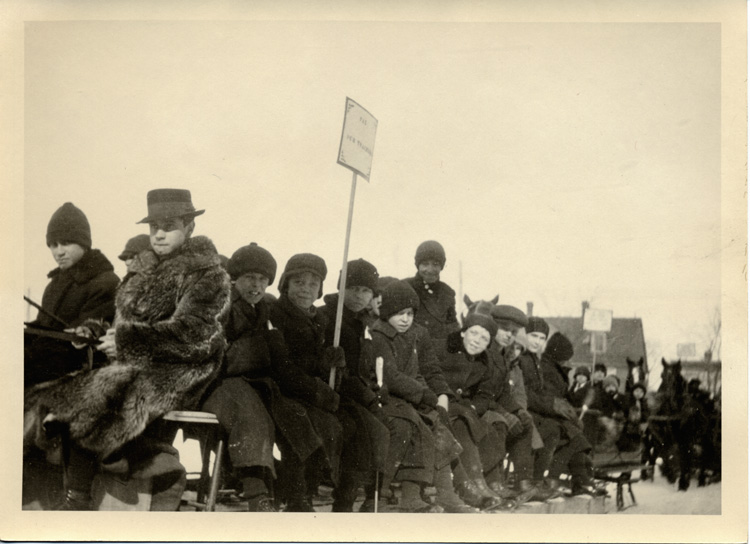 Reproduction d’une photographie d’une manifestation d’&eacute;coliers contre le R&egrave;glement XVII, dans les rues d’Ottawa (Ontario), f&eacute;vrier 1916.