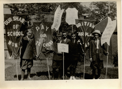 Reproduction d’une photographie d’une manifestation d’&eacute;coliers d’Ottawa (Ontario) contre le R&egrave;glement XVII, printemps 1916.