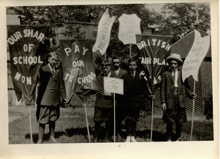 Reproduction d’une photographie d’une manifestation d’&eacute;coliers d’Ottawa (Ontario) contre le R&egrave;glement XVII, printemps 1916.