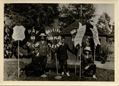 Reproduction d’une photographie d’une manifestation d’&eacute;coliers d’Ottawa (Ontario) contre le R&egrave;glement XVII, printemps 1916.