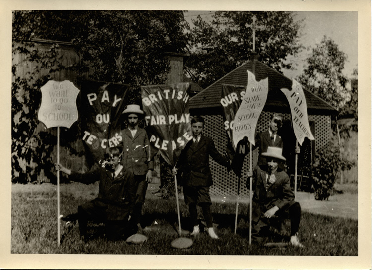 Reproduction d’une photographie d’une manifestation d’&eacute;coliers d’Ottawa (Ontario) contre le R&egrave;glement XVII, printemps 1916.