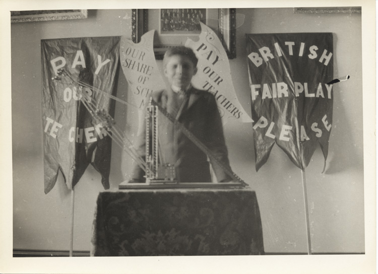 Reproduction d’une photographie d’un &eacute;colier d’Ottawa (Ontario) manifestant contre le R&egrave;glement XVII, printemps 1916.