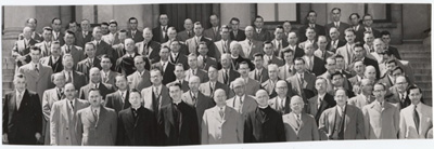 Reproduction d’une photographie des participants au neuvi&egrave;me congr&egrave;s annuel de l’Association des commissaires des &eacute;coles bilingues de l’Ontario (ACEBO), avril 1952.