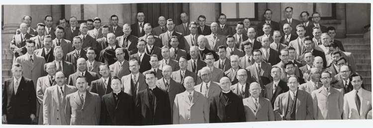 Reproduction d’une photographie des participants au neuvi&egrave;me congr&egrave;s annuel de l’Association des commissaires des &eacute;coles bilingues de l’Ontario (ACEBO), avril 1952.