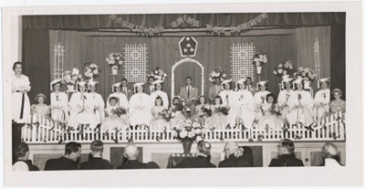 Reproduction d’une graduation &agrave; l’&eacute;cole secondaire catholique priv&eacute;e d’Alfred (Ontario), 1955.