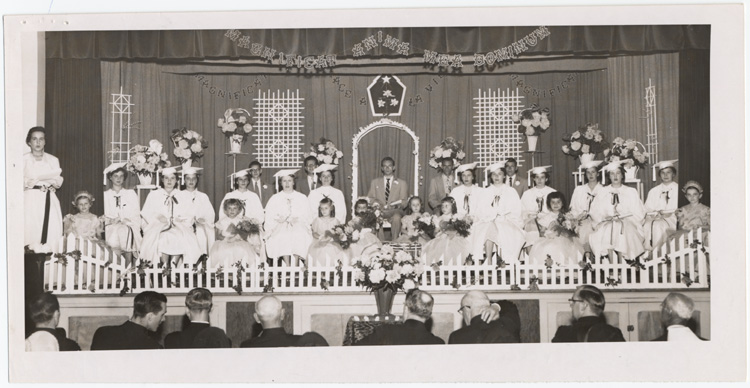 Reproduction d’une graduation &agrave; l’&eacute;cole secondaire catholique priv&eacute;e d’Alfred (Ontario), 1955.