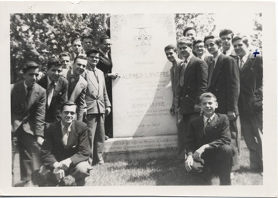 Reproduction d’une photographie d’un p&egrave;lerinage patriotique des &eacute;l&egrave;ves du S&eacute;minaire de Joliette au monument en l’honneur de Alfred Longpr&eacute; &agrave; L’Assomption (Qu&eacute;bec), 24 mai 1951.