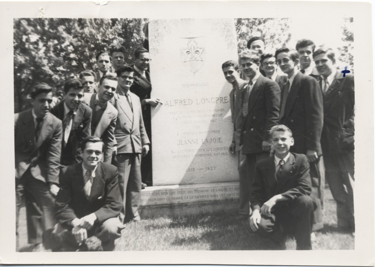 Reproduction d’une photographie d’un p&egrave;lerinage patriotique des &eacute;l&egrave;ves du S&eacute;minaire de Joliette au monument en l’honneur de Alfred Longpr&eacute; &agrave; L’Assomption (Qu&eacute;bec), 24 mai 1951.