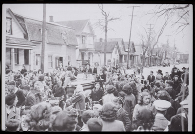 Reproduction d’une photographie des grands laur&eacute;ats du concours provincial de fran&ccedil;ais en 1949, Jacques Faucher de l’&eacute;cole Guigues et Marguerite Patry de l’&eacute;cole Routhier, Ottawa (Ontario), 1949.